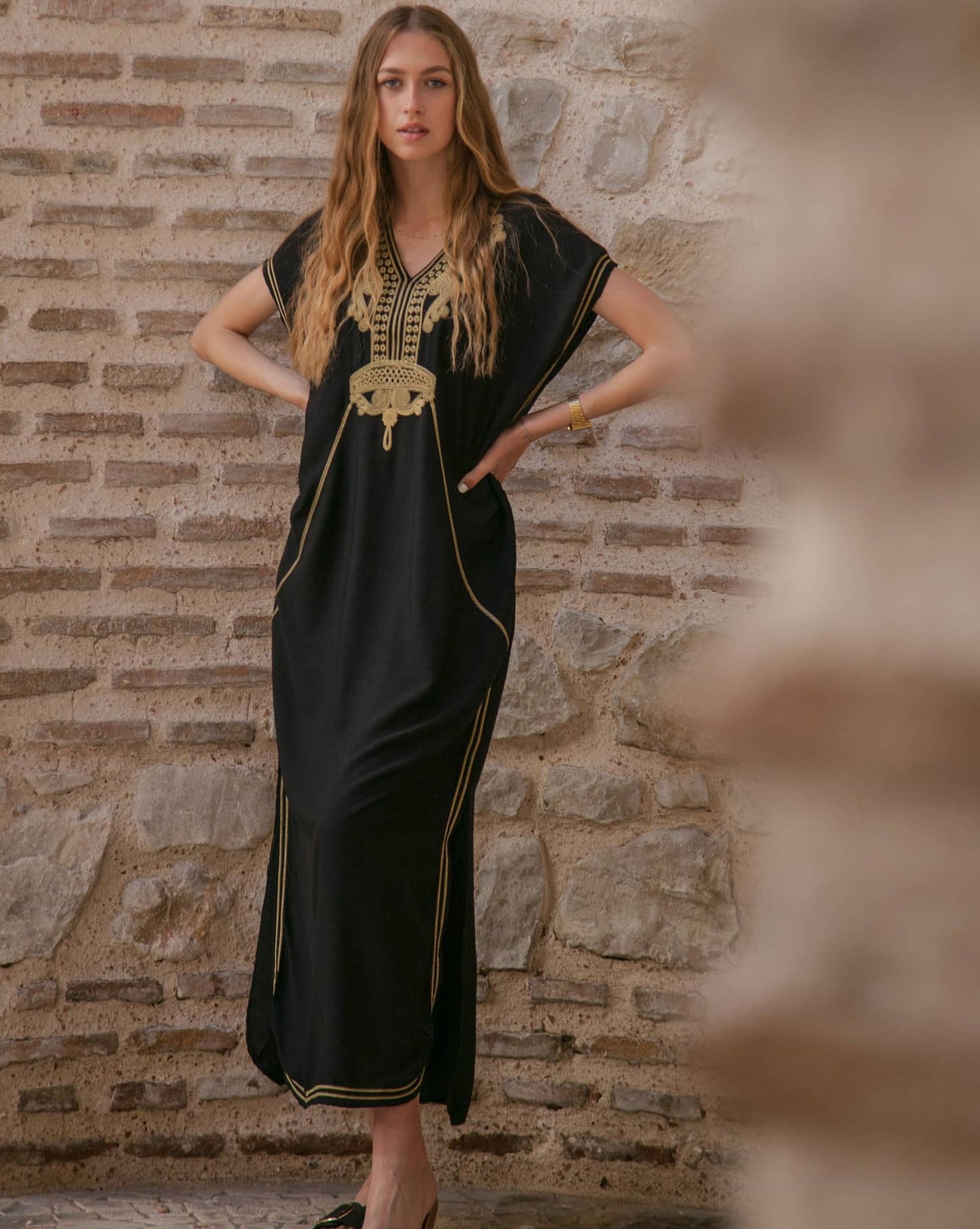 Kaftan exuberante preto e dourado